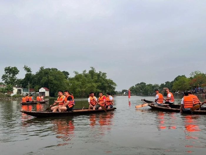 Môn đua thuyền lần đầu tiên được tổ chức tại Lễ hội Phủ Nhì mang đến không khí tranh tài sôi động, thu hút đông đảo người dân theo dõi và cổ vũ. Giải Nhất thuộc về đơn vị thôn Phú Khang.