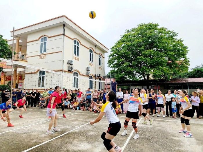 Giải bóng chuyền hơi nam, nữ diễn ra trong không khí sôi nổi với tinh thần khỏe để xây dựng quê hương.