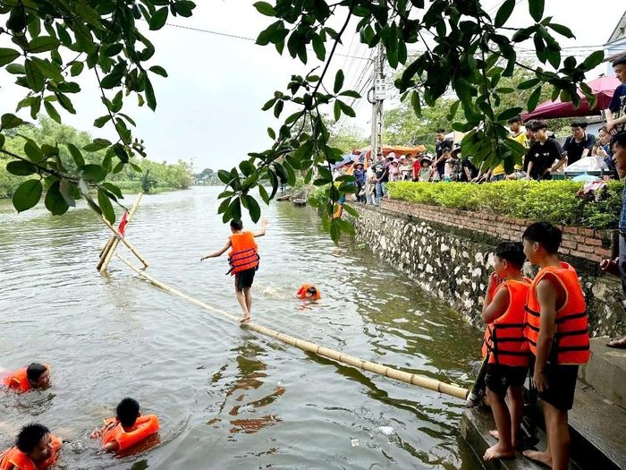 Môn đi cầu treo thu hút đông đảo thanh, thiếu niên tham gia.