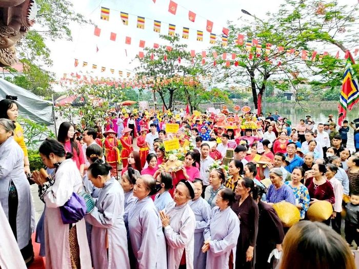 Các bản hội, Nhân dân và du khách gần xa đến dâng hoa, dâng hương với lòng thành kính và biết ơn sâu sắc công đức của Hoàng Thái hậu Ngô Thị Ngọc Dao.