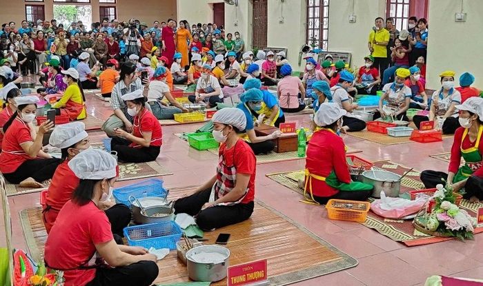 Trong thời gian diễn ra Lễ hội Phủ Nhì, xã Định Hòa tổ chức chuỗi hoạt động văn hóa, thể thao đặc sắc, như: thi đấu cờ tướng, thi đi qua cầu khỉ, làm bánh lá răng bừa; giải đua thuyền truyền thống trên sông, kéo co, đêm giao lưu văn nghệ và bắn pháo hoa... Đây là những hoạt động tạo điểm nhấn nổi bật của lễ hội, góp phần tăng cường tình đoàn kết cộng đồng. (Trong ảnh: Phần thi gói bánh lá răng bừa truyền thống thu hút 22 đội/22 thôn trong xã tham gia).