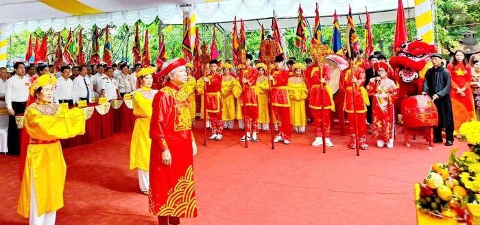 Sáng 9/5, Lễ hội Phủ Nhì (xã Định Hòa) được tổ chức, nhằm tưởng niệm 530 năm ngày mất Hoàng Thái hậu Ngô Thị Ngọc Dao (1496 - 2026). Đây là sự tri ân sâu sắc tới Hoàng Thái hậu Ngô Thị Ngọc Dao, mẹ của Vua Lê Thánh Tông.