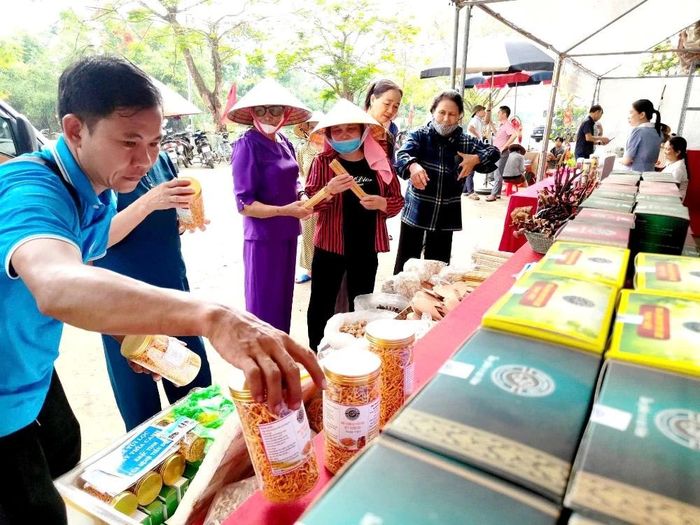 Trong các ngày diễn ra Lễ hội Phủ Nhì, xã Định Hòa còn tổ chức các gian trưng bày, giới thiệu sản phẩm đặc trưng của địa phương, trong đó có nhiều sản phẩm đã được chứng nhận OCOP 3 sao để phục vụ nhu cầu tham quan, mua sắm của người dân và du khách.