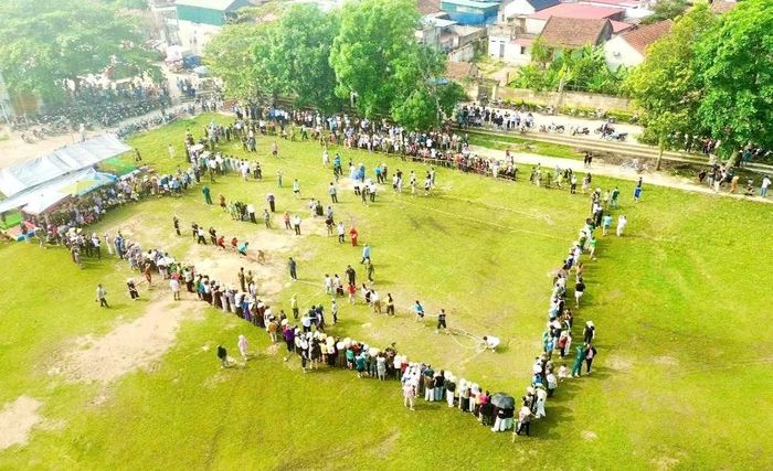 Toàn cảnh cuộc thi kéo co nội dung nam và nội dung nữ tại sân vận động của xã thu hút đông đảo người dân đến xem và cổ vũ.