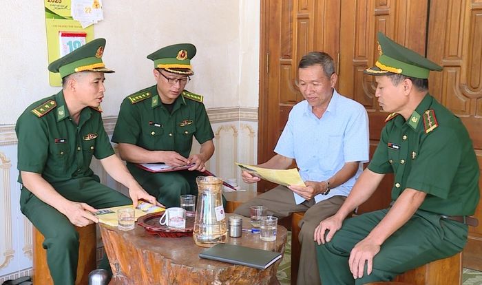 Tuyên truyền phòng, chống và tố giác tội phạm ma túy cho người dân bản Na Mèo.