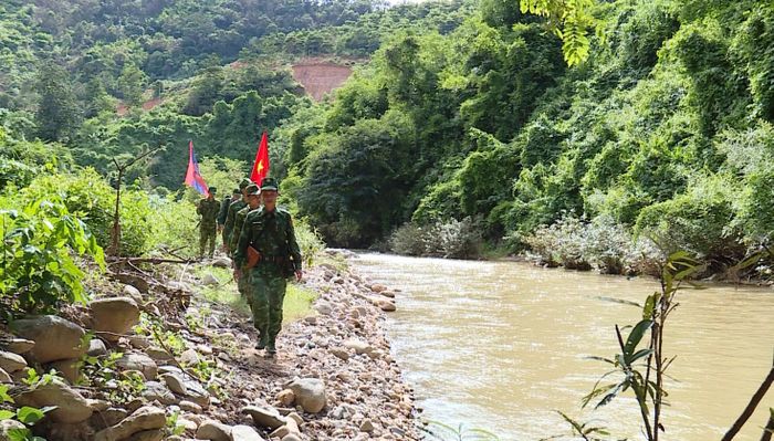 Cán bộ chiến sĩ Đồn Biên phòng CKQT Na Mèo phối hợp Đại đội 218 (Lào) tuần tra biên giới.