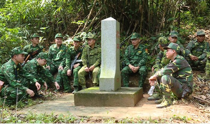 Lực lượng hai bên nghỉ chân bên Mốc giới 328.