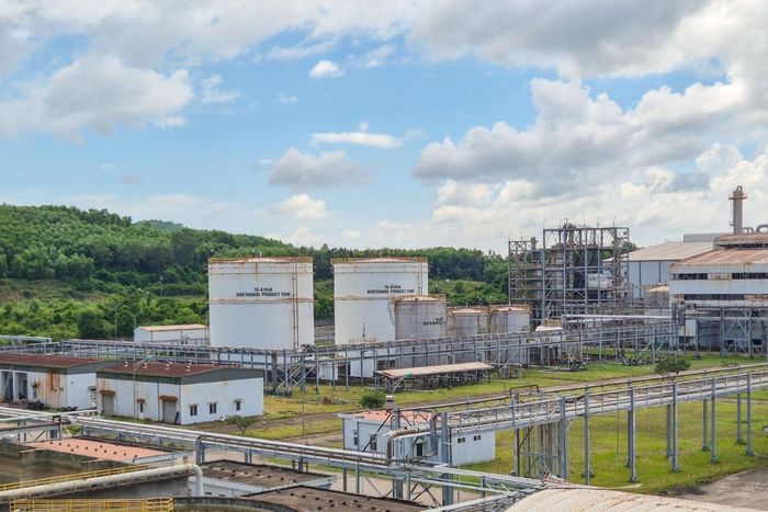 Nhà máy Nhiên liệu sinh học Dung Quất là nơi đang sản xuất và cung ứng nguồn ethanol cho BSR phối trộn, kiểm soát chất lượng xăng E10 để đưa ra thị trường.