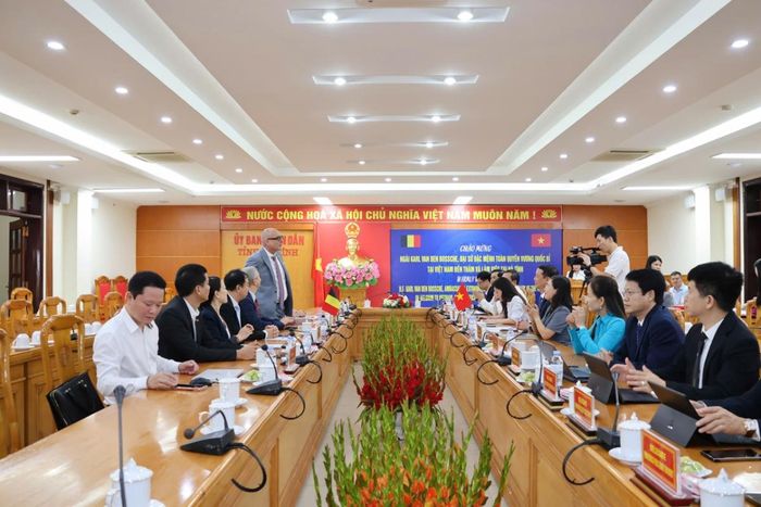 Toàn cảnh buổi làm việc giữa Đoàn công tác Đại sứ quán Vương quốc Bỉ tại Việt Nam với lãnh đạo UBND tỉnh Hà Tĩnh