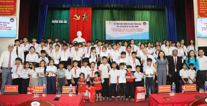 Ngài Karl Van den Bossche - Đại sứ Đặc mệnh toàn quyền Vương quốc Bỉ tại Việt Nam dẫn đầu đoàn công tác đã đến trao học bổng cho các em học sinh khó khăn và trang thiết bị trường học tại phường Vũng Áng. Ảnh: Báo Hà Tĩnh