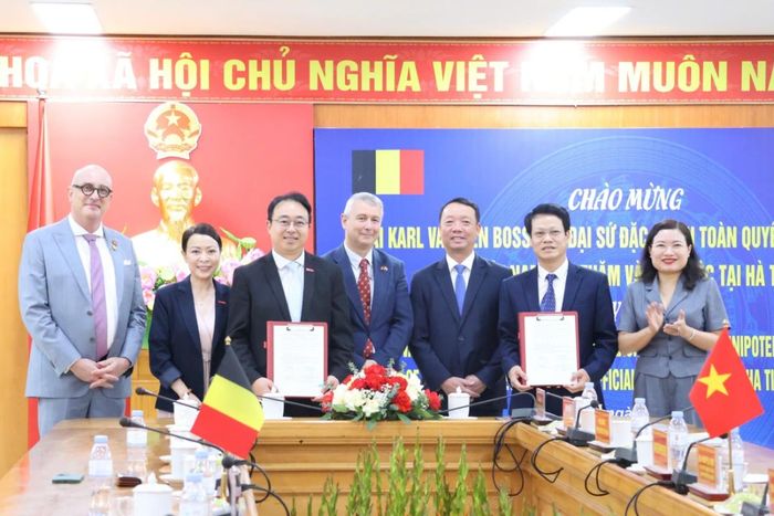 Ngài Karl Van den Bossche - Đại sứ Đặc mệnh toàn quyền Vương quốc Bỉ tại Việt Nam và lãnh đạo tỉnh Hà Tĩnh chứng kiến lễ ký kết hợp tác giữa Sở Nội vụ Hà Tĩnh và Công ty TNHH Dịch vụ EB