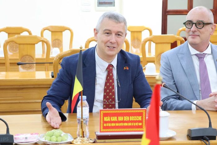 Ngài Karl Van den Bossche - Đại sứ Đặc mệnh toàn quyền Vương quốc Bỉ tại Việt Nam phát biểu tại buổi làm việc