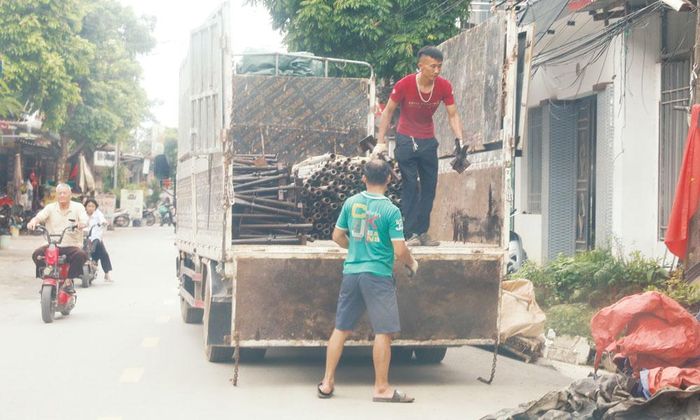  Xe bốc, dỡ hàng gây cản trở giao thông. 