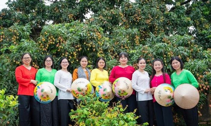 Vườn vải đẹp xã Phúc Hòa hấp dẫn du khách đến tham quan, chụp ảnh.