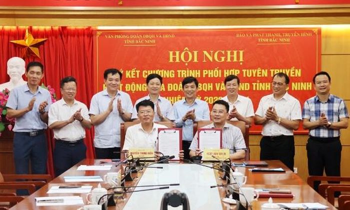  Lãnh đạo Văn phòng Đoàn đại biểu Quốc hội và HĐND tỉnh, Báo và Phát thanh, Truyền hình Bắc Ninh ký kết Chương trình phối hợp tuyên truyền. 