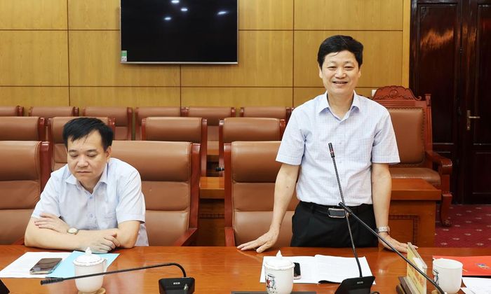  Đồng chí Trần Văn Đức, Phó Giám đốc Báo và Phát thanh, Truyền hình Bắc Ninh đóng góp ý kiến. 