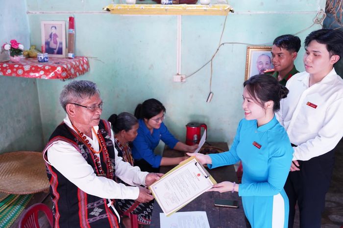 Công chức Trung tâm Phục vụ hành chính công phường Hải Vân trả kết quả tận nhà cho đồng bào vùng sâu, vùng xa, vùng dân tộc thiểu số. Ảnh: PHƯỚC AN
