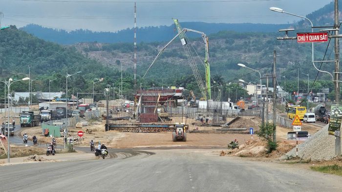 Nút giao cao tốc Tủy Loan - Đà Nẵng - Quảng Ngãi đang được đẩy nhanh tiến độ. Ảnh: PHƯƠNG UYÊN
