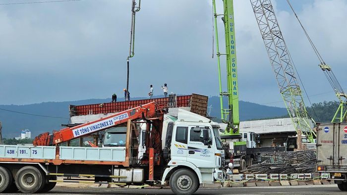 Dự án nút giao cao tốc Tủy Loan - Đà Nẵng - Quảng Ngãi đạt tiến độ khả quan. Ảnh: PHƯƠNG UYÊN