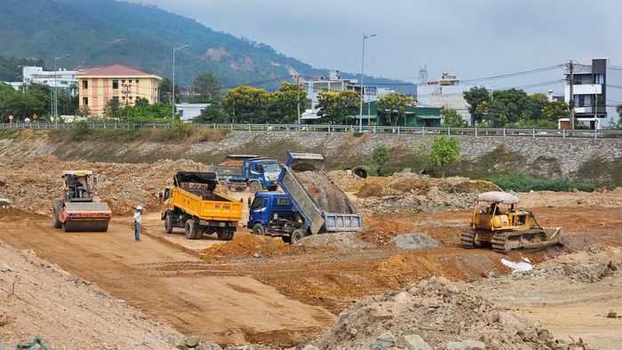 Thi công Dự án nút giao cao tốc Túy Loan - Đà Nẵng - Quảng Ngãi. Ảnh: PHƯƠNG UYÊN