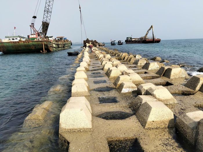Thi công Dự án chống xói lở và bảo vệ bền vững bờ biển Hội An. Ảnh: PHƯƠNG UYÊN