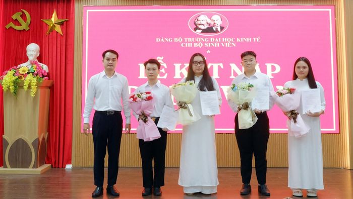 Các sinh viên ưu tú được kết nạp vào Đảng. Ảnh Chi bộ Sinh viên cung cấp.