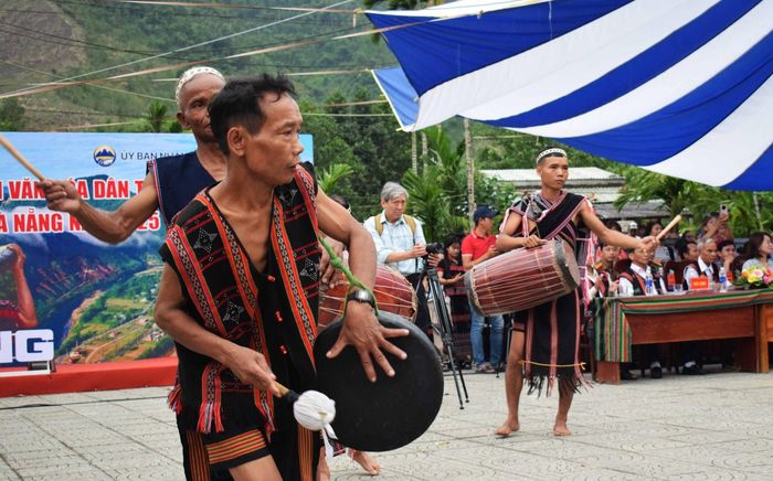 Những tiếng cồng chiêng vang lên giữa núi rừng Hòa Bắc mời gọi du khách về với lễ hội buôn làng. Ảnh: ĐOÀN HẠO LƯƠNG