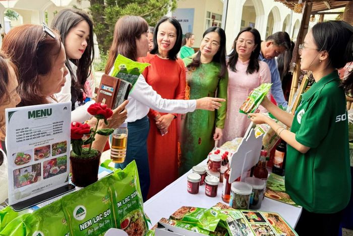 Việc liên kết giữa các doanh nghiệp, hợp tác xã và startup địa phương giúp đưa sản phẩm đi xa hơn. Ảnh minh họa: PHAN VINH