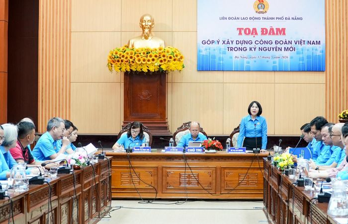 Thường trực Liên đoàn Lao động thành phố chủ trì tọa đàm. Ảnh: HỒ QUÂN