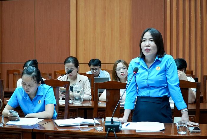 Cán bộ công đoàn phát biểu tham luận tại tọa đàm. Ảnh: HỒ QUÂN