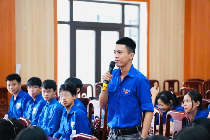 Thanh niên Lê Văn Hòa (thôn Xuyên Tây, xã Nam Phước) nêu ý kiến tại diễn đàn. Ảnh: T.S