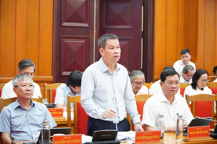 Chủ tịch UBND thành phố Nguyễn Mạnh Hùng phát biểu tại phiên họp. Ảnh: VINH ANH