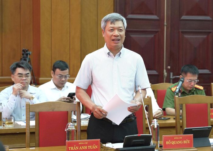 Phó Chủ tịch UBND thành phố Hồ Quang Bửu phát biểu tại phiên họp. Ảnh: VINH ANH