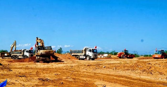 Các nhà thầu khoan cọc nhồi và đúc dầm tại cầu sông Côn. Ảnh: Tín Phan