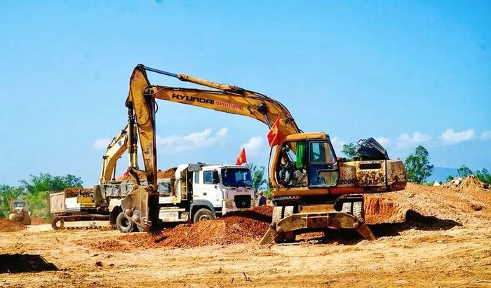 Các nhà thầu đẩy nhanh tiến độ thi công dự án thành phần 1. Ảnh: Hải Yến