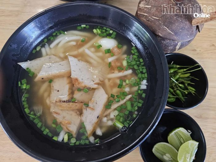 Bánh canh chả cá - đặc sản của vùng ven biển miền Trung.
