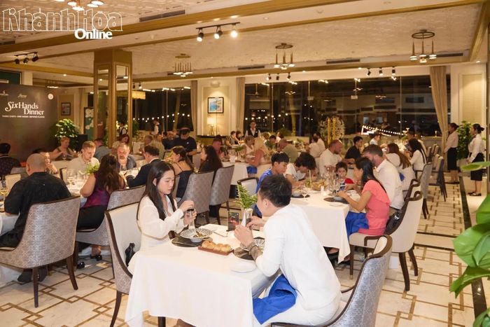 Du khách thưởng thức ẩm thực tại Nhà hàng Jasmine của Vinpearl Resort Nha Trang.