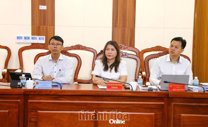 Phó Chủ tịch UBND tỉnh Nguyễn Thanh Hà và các đại biểu tham dự phiên họp.