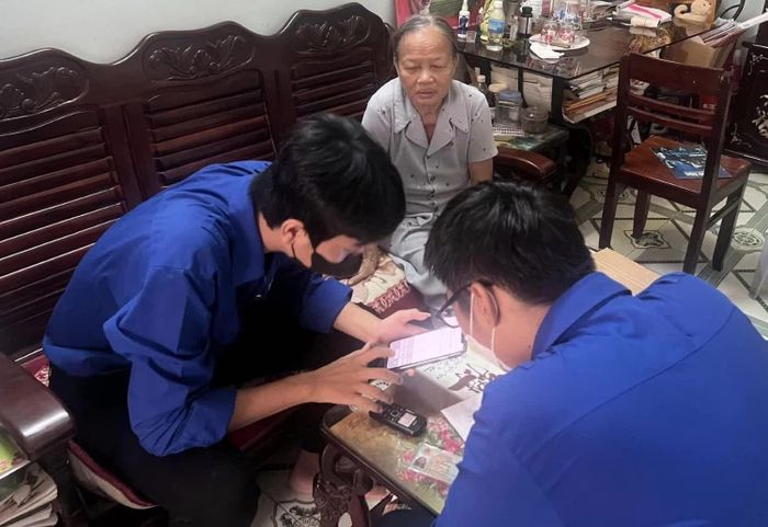 Đoàn phường Cam Ranh hướng dẫn người dân cài đặt ứng dụng KhanhHoa-S tại nhà.