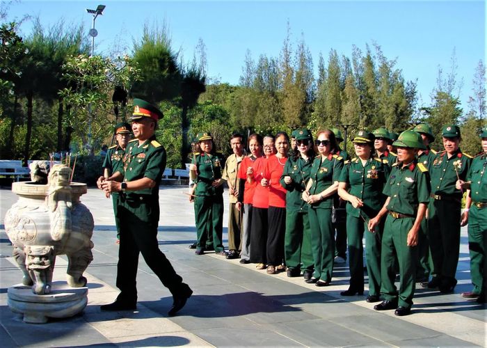 Các cựu chiến binh dâng hương tại Khu tưởng niệm chiến sĩ Gạc Ma.