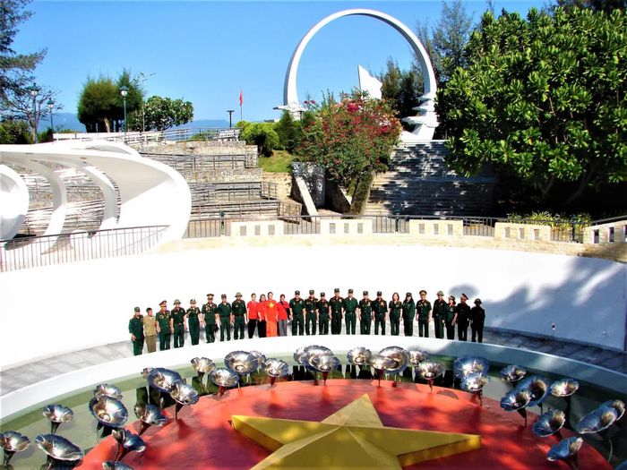 Đoàn cựu chiến binh chụp ảnh lưu niệm tại Khu tưởng niệm chiến sĩ Gạc Ma.