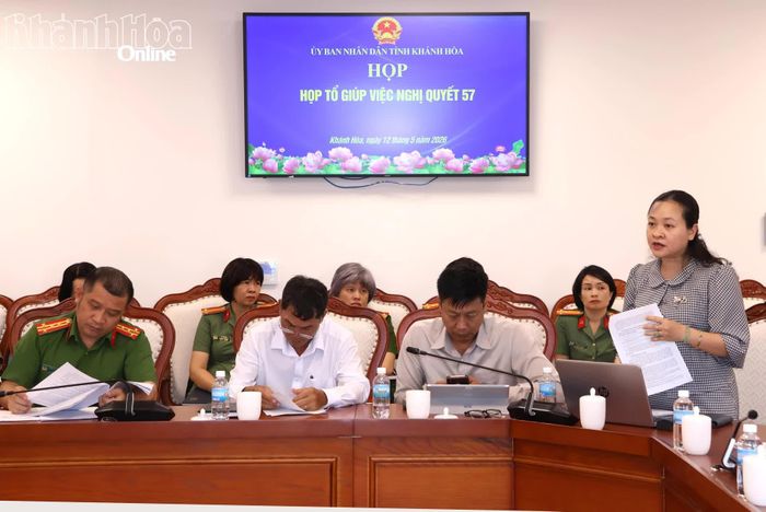 Lãnh đạo Sở Khoa học và Công nghệ báo cáo tại cuộc họp.