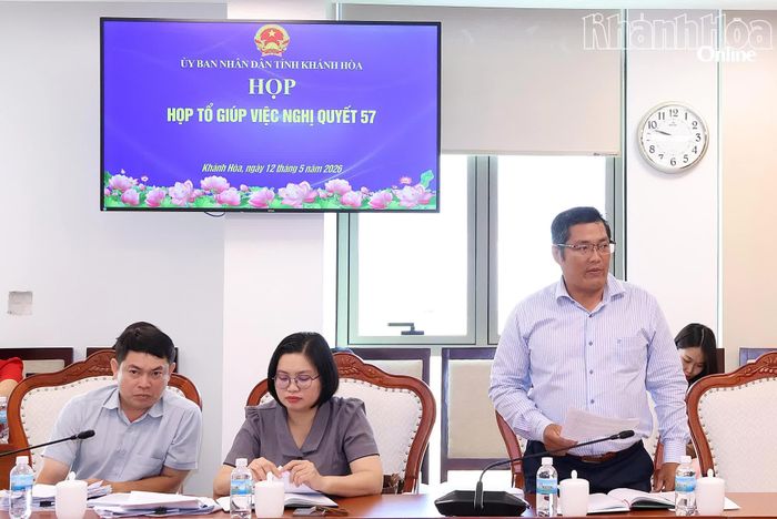 Lãnh đạo Sở Nội vụ báo cáo tại cuộc họp.