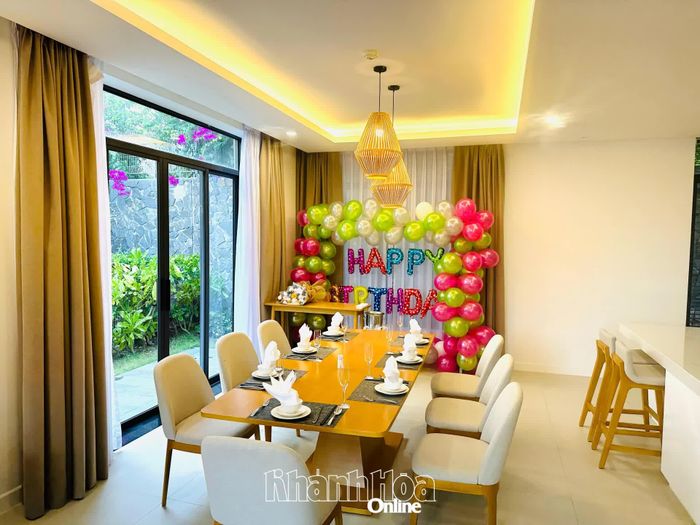 Không gian villa tại Wyndham Garden Cam Ranh được nhiều gia đình lựa chọn để tổ chức tiệc sinh nhật, sum họp trong kỳ nghỉ.