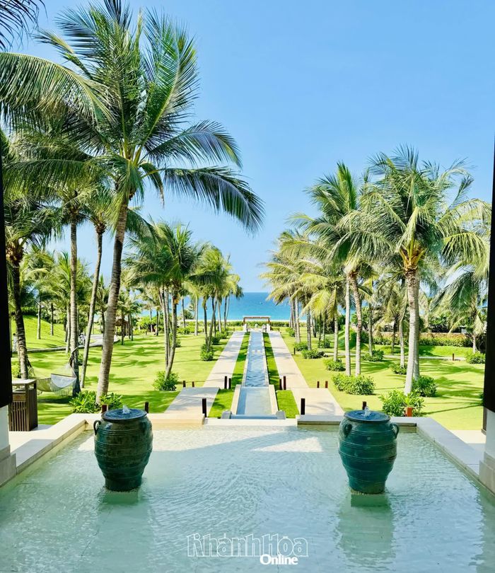 Không gian gần biển tại Fusion Resort Cam Ranh mang lại cảm giác thư thái, chữa lành cho du khách trong kỳ nghỉ.