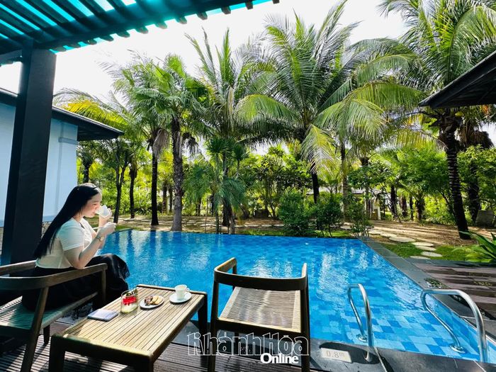 Du khách thưởng trà chiều bên hồ bơi riêng tại Duyên Hà Resort Cam Ranh.