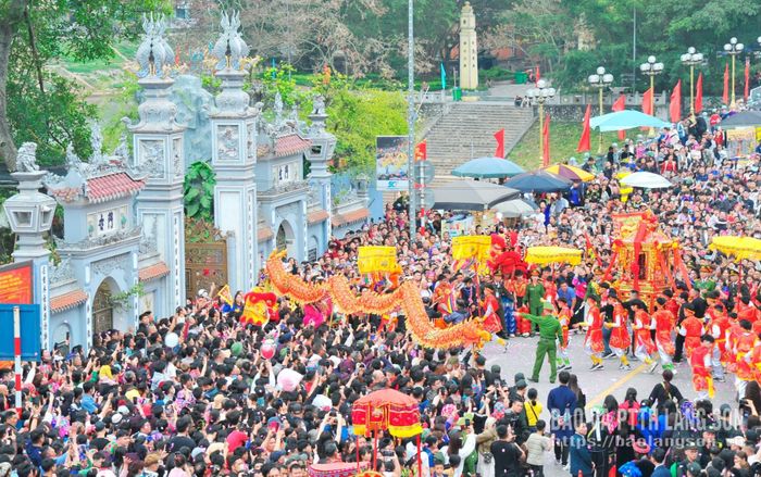 Người dân và du khách tham dự nghi lễ rước kiệu về đền Kỳ Cùng (phường Đông Kinh) tại lễ hội Kỳ Cùng - Tả Phủ năm 2026