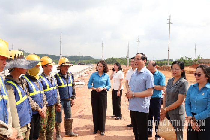 Đồng chí Dương Xuân Huyên, Ủy viên Ban Thường vụ Tỉnh ủy, Phó Chủ tịch Thường trực HĐND tỉnh thăm hỏi công nhân công ty