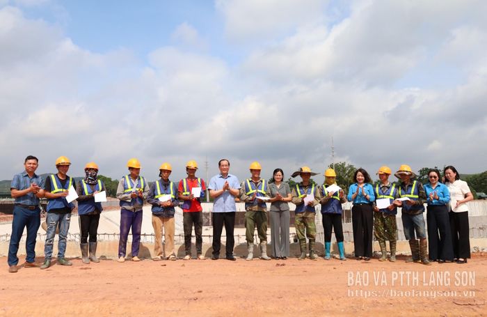 Đồng chí Dương Xuân Huyên, Ủy viên Ban Thường vụ Tỉnh ủy, Phó Chủ tịch Thường trực HĐND tỉnh trao quà cho công nhân Công ty TNHH VSIP