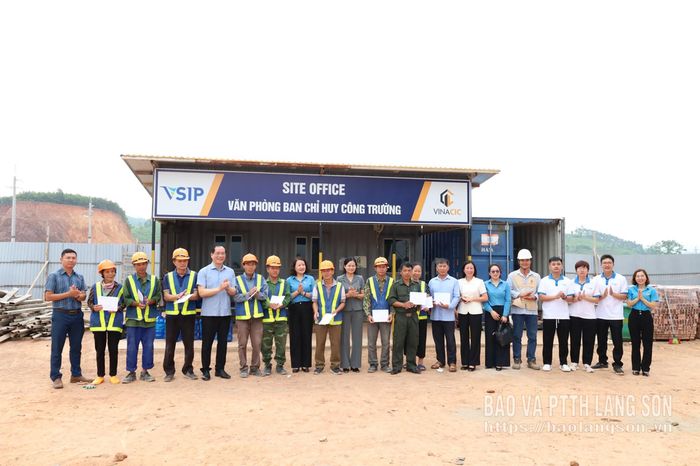 Đồng chí Dương Xuân Huyên, Ủy viên Ban Thường vụ Tỉnh ủy, Phó Chủ tịch Thường trực HĐND tỉnh trao quà cho công nhân Công ty TNHH VSIP